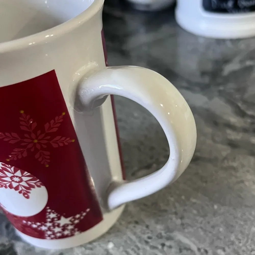 ROYAL NORFOLK Greenbrier International coffee cup mug red snowflakes 12 oz